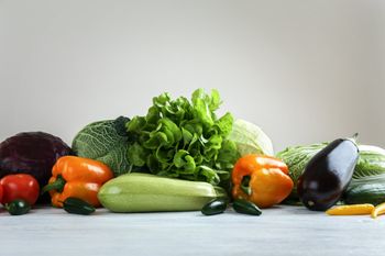 montón de verduras en una mesa